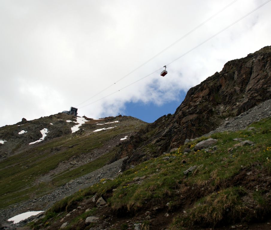 After about 15 minutes, Judith passed overhead in the cable car.